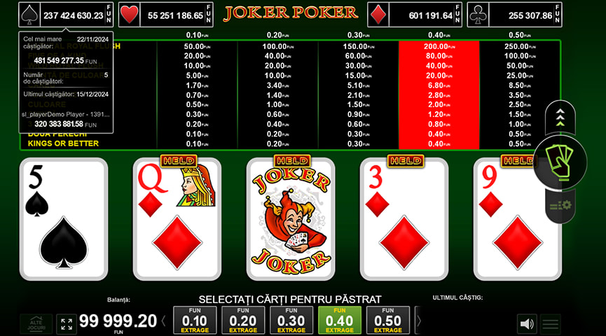 Ecranul de joc pentru Joker Poker cu 3 cărți de același fel și un Joker care o completează la o mână câștigătoare.