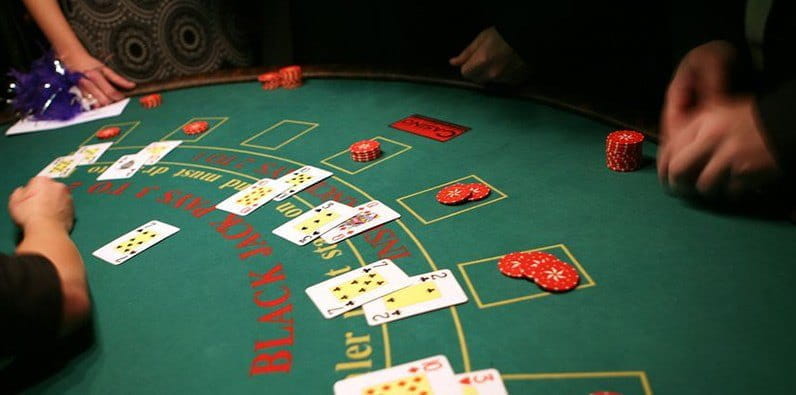 Încearcă să învingi dealerul la Blackjack