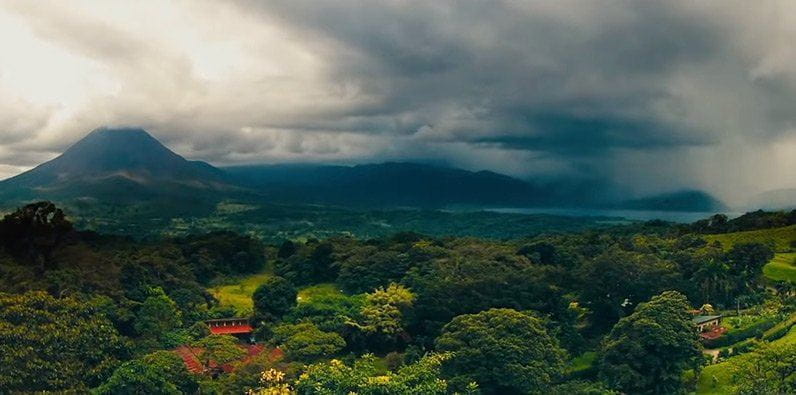 Captură de film a peisajului verde exotic din Costa Rica