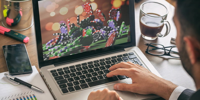 Omul care joacă Blackjack online cu strategie 