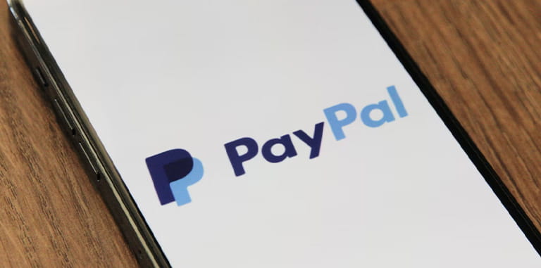 Aplicația PayPal pe telefon