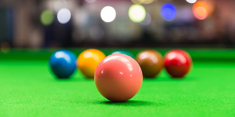 Toate bilele de snooker colorate aliniate în sus