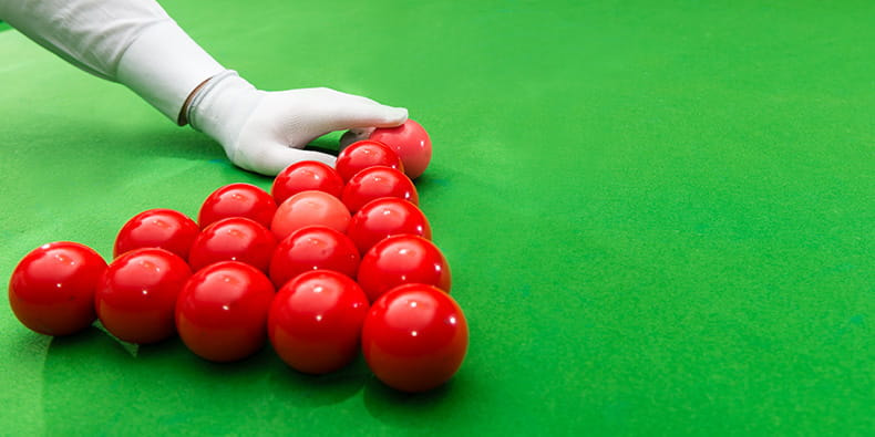 Arbitru de snooker care rearanjează bila roz pe masă