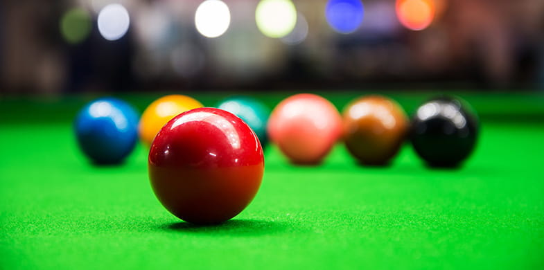 Bile roșii de snooker setate înainte de spargere