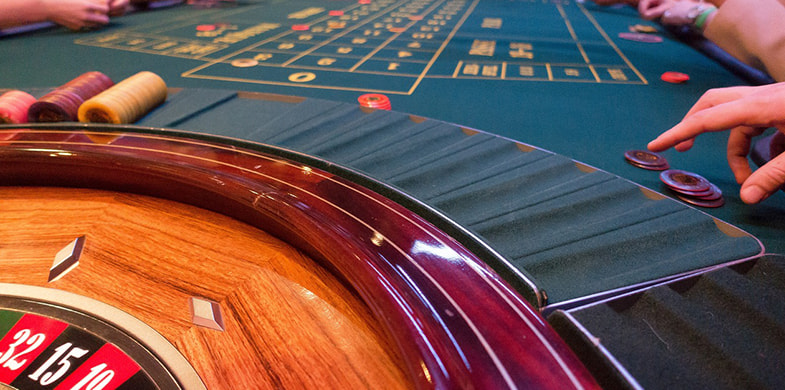 Cineva care joacă ruleta online